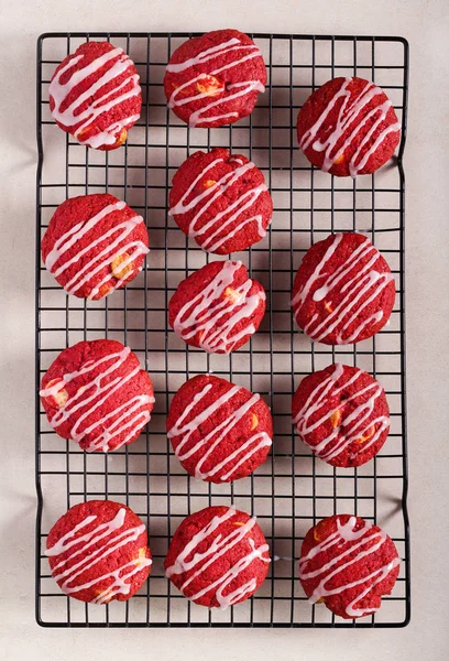 Червоне оксамитове печиво з білим шоколадом — стокове фото