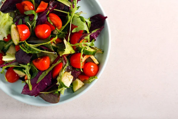 Salada vegetariana fresca servida — Fotografia de Stock