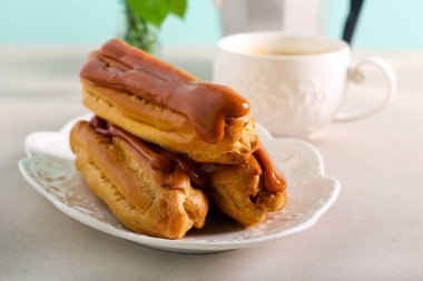 Tabağında karamel jöleli kek.