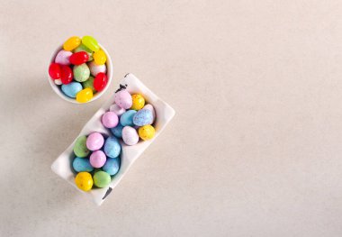 Taş yüzeyinde çikolatalı, paskalya şekerli yumurtalar