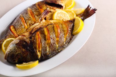 Tabakta limonlu mahi-mahi balığı.