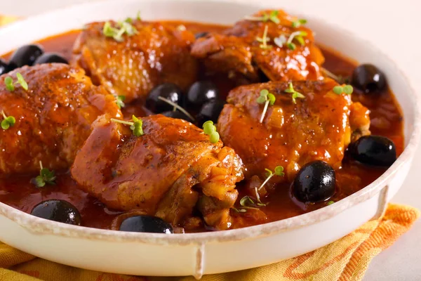Chicken Thighs Olives Spicy Tomato Sauce — Stockfoto