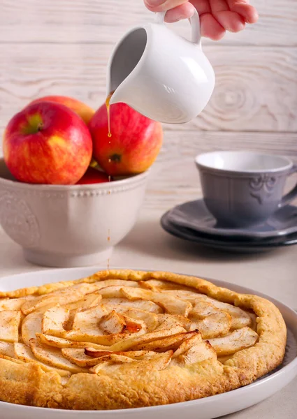 将焦糖酱汁倒在辛辣的苹果饼上 有选择地集中注意 — 图库照片