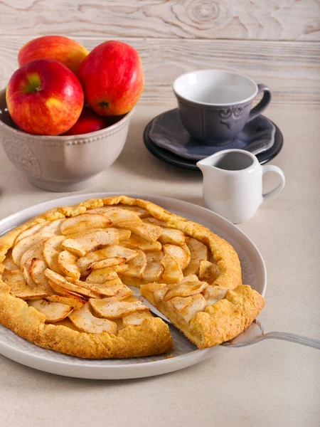 Gâteau Ouvert Aux Pommes Épicées Tranché Sur Une Assiette — Photo