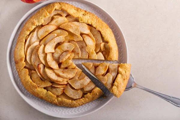 Pikantne Jabłko Otwarte Ciasto Pokrojone Talerzu — Zdjęcie stockowe