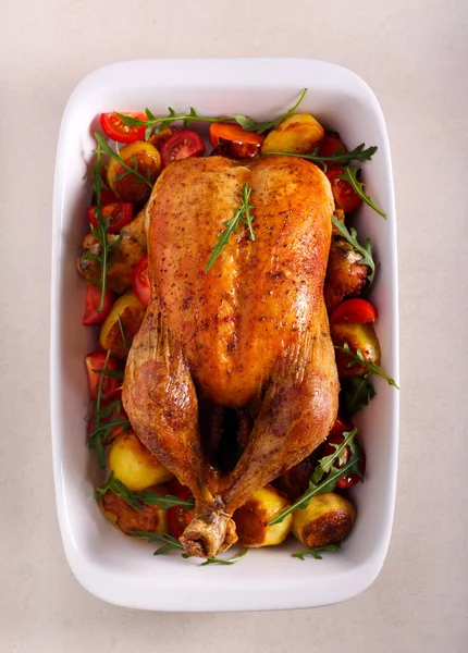 Pollo Asado Una Bandeja Para Hornear Sobre Mesa — Foto de Stock