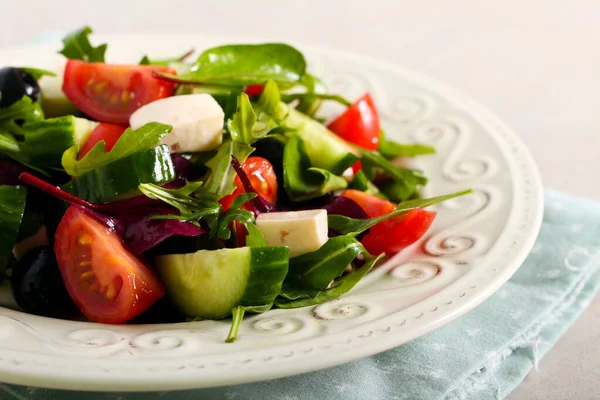 Feta Aceitunas Ensalada Verduras Plato — Foto de Stock