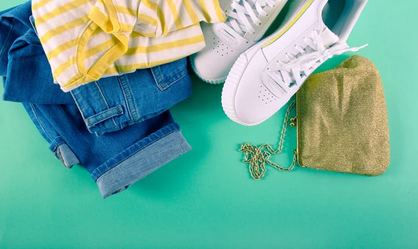 Traje Las Niñas Jeans Zapatos Blancos Camiseta Sobre Fondo Verde —  Fotos de Stock