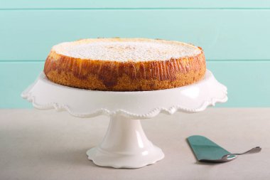 Tabakta servis edilen ev yapımı peynirli kek.