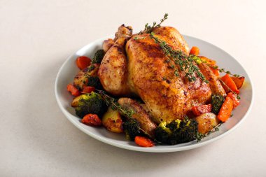 Brokoli patatesli ve havuçlu tavuk rostosu.