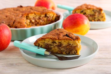 Elma, kuru üzüm ve fındıklı kek, dilimlenmiş ve servis edilmiş.