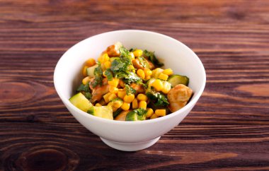 Hindi, salatalık ve mısır salatası.