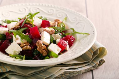 Tabakta pancar ve feta salatası var.