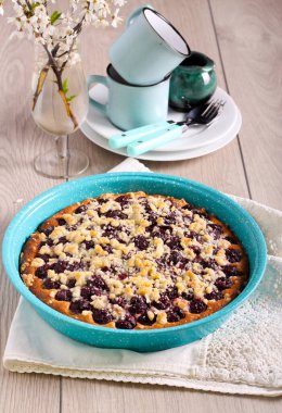 Konserve parçalı vişneli pasta.