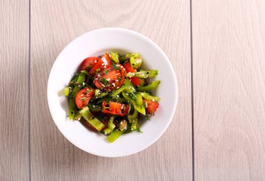 Biber, domates ve tohumlu taze vejetaryen sağlıklı salata.