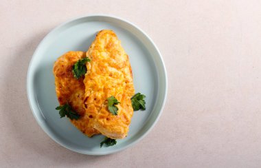 Kızarmış tavuk filetosu tabakta.