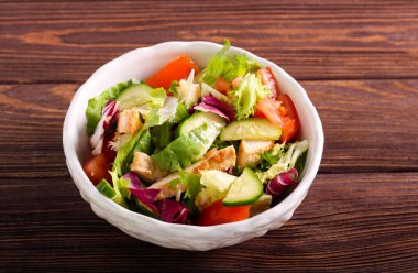 Kasede tavuk göğsü olan taze salata.