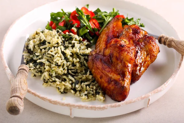 Jantar Servido Prato Asas Frango Arroz Espinafre Salada — Fotografia de Stock