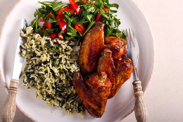 Diner Geserveerd Bord Kippenvleugels Spinazie Rijst Salade — Stockfoto