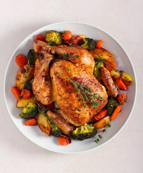 Pollo Intero Arrosto Con Patate Broccoli Carote — Foto Stock