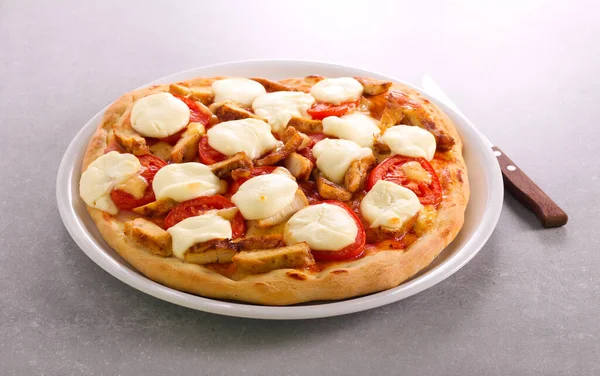 Homemade Fresh Mozzarella Chicken Pizza — Stock Photo, Image