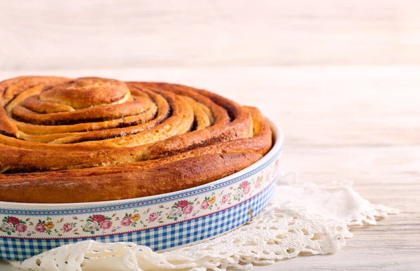 Dolce Torta Turbinante Alla Cannella Sul Tavolo Legno — Foto Stock