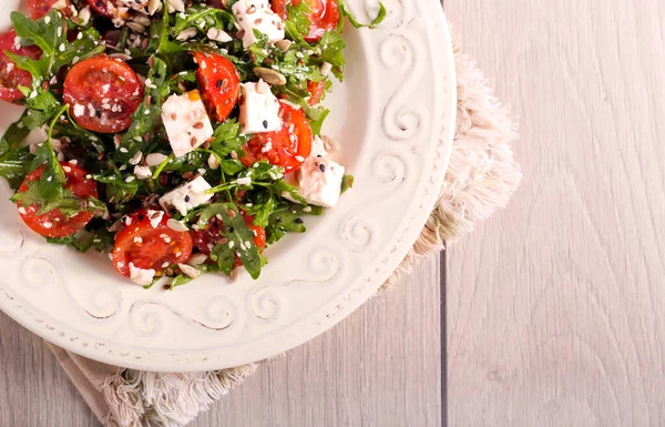 Ensalada Tomate Feta Cohete Semillas Plato — Foto de Stock