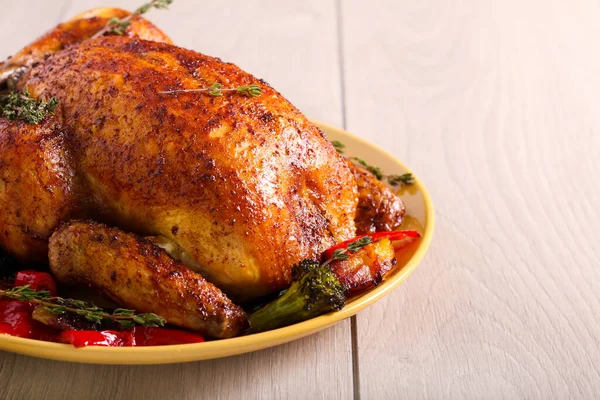 Poulet Rôti Aux Légumes Servi Dans Une Assiette — Photo