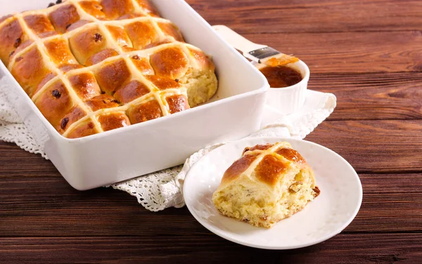 Petits Pains Croisés Chauds Fraîchement Cuits Servis Sur Une Table — Photo