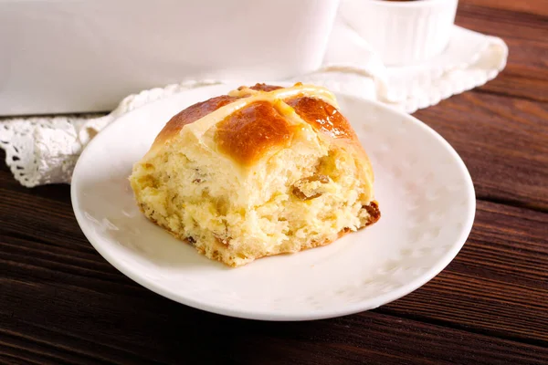 Nybakade Varma Korskbullar Serveras Träbord — Stockfoto