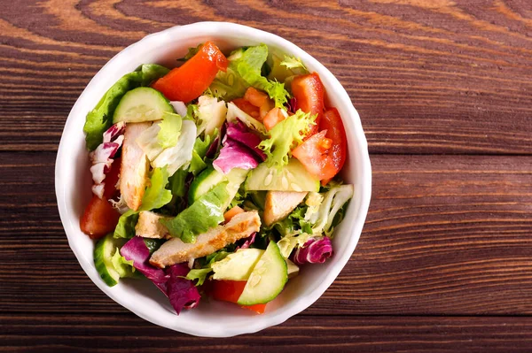 Salada Fresca Com Peito Frango Uma Tigela — Fotografia de Stock