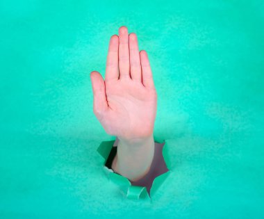 Yeşil kağıtların arasından el hareketini durdur.