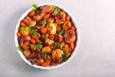 Teneke kutuda patates ve havuçla kızarmış tavuk.