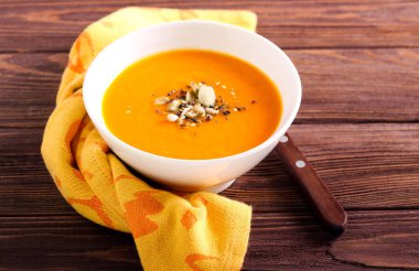 Koyu ahşap arka planda tohumlu baharatlı çorba.