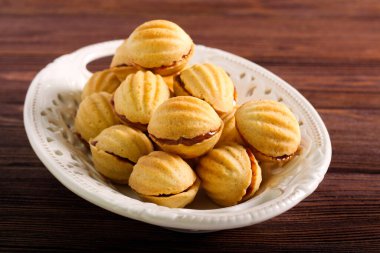 Tabakta karamel dolu fındık şeklinde kurabiyeler