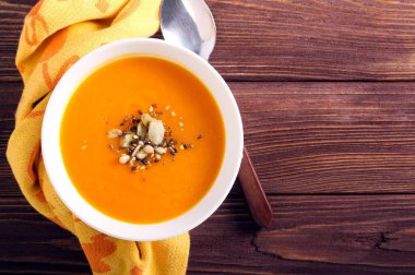 Koyu ahşap arka planda tohumlu baharatlı çorba.