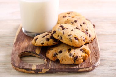 Bir bardak sütlü çikolatalı kurabiye.