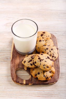 Bir bardak sütlü çikolatalı kurabiye.