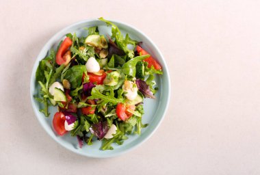 Mozzarella ve tohumlu sebze salatası.