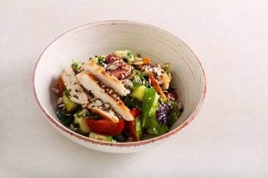 Sağlıklı sebze ve tavuklu salata.