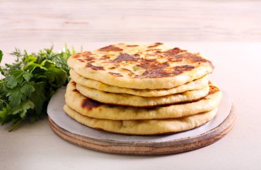 Peynirli ve bitkisel ekmek.