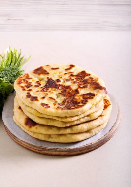 Peynirli ve bitkisel ekmek.