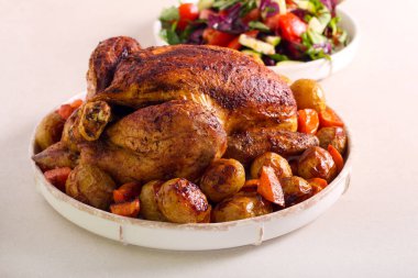 Patatesli kızarmış tavuk ve tabakta havuç.