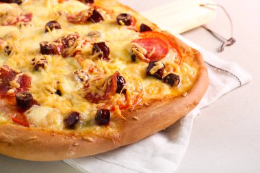 Ev yapımı çift peynirli ve sosisli pizza.