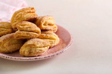 Tarçın ve şeker bisküvileri tabakta kaz ayağı olarak adlandırılır.