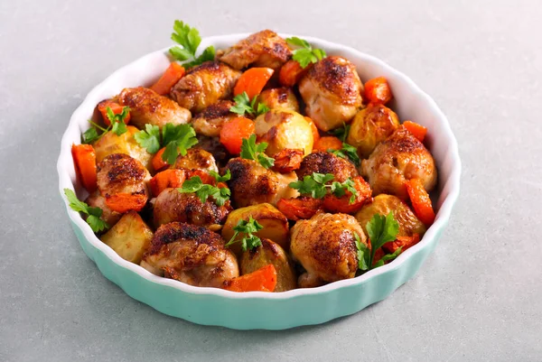 Roast Chicken Potatoes Carrots Tin — Stock Photo, Image