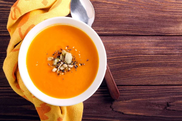 Koyu ahşap arka planda tohumlu baharatlı çorba.