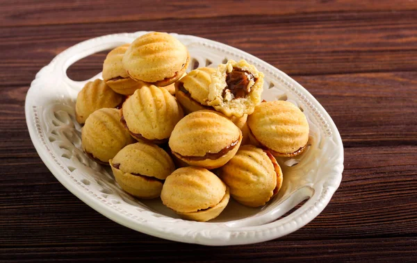 Biscoitos Forma Noz Com Enchimento Caramelo Placa — Fotografia de Stock