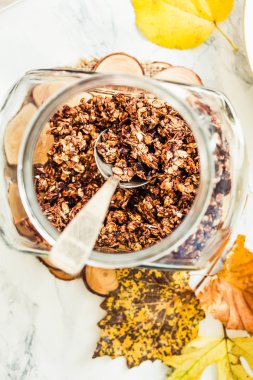 Muz ve fıstık ezmesi ile ev yapımı çikolata granola