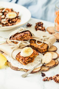 kabak, muz ve fıstık ezmesi ile ev yapımı granola barlar